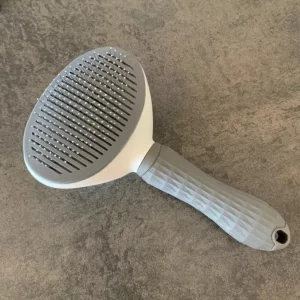 Erhaltene selbstreinigende Hundehaarentfernungsbürste vom Kunden D****n.