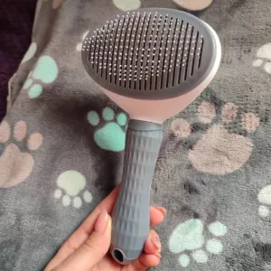 Erhaltene selbstreinigende Hundehaarentfernungsbürste vom Kunden P****a.