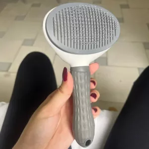 Erhaltene selbstreinigende Hundehaarentfernungsbürste vom Kunden S***m.